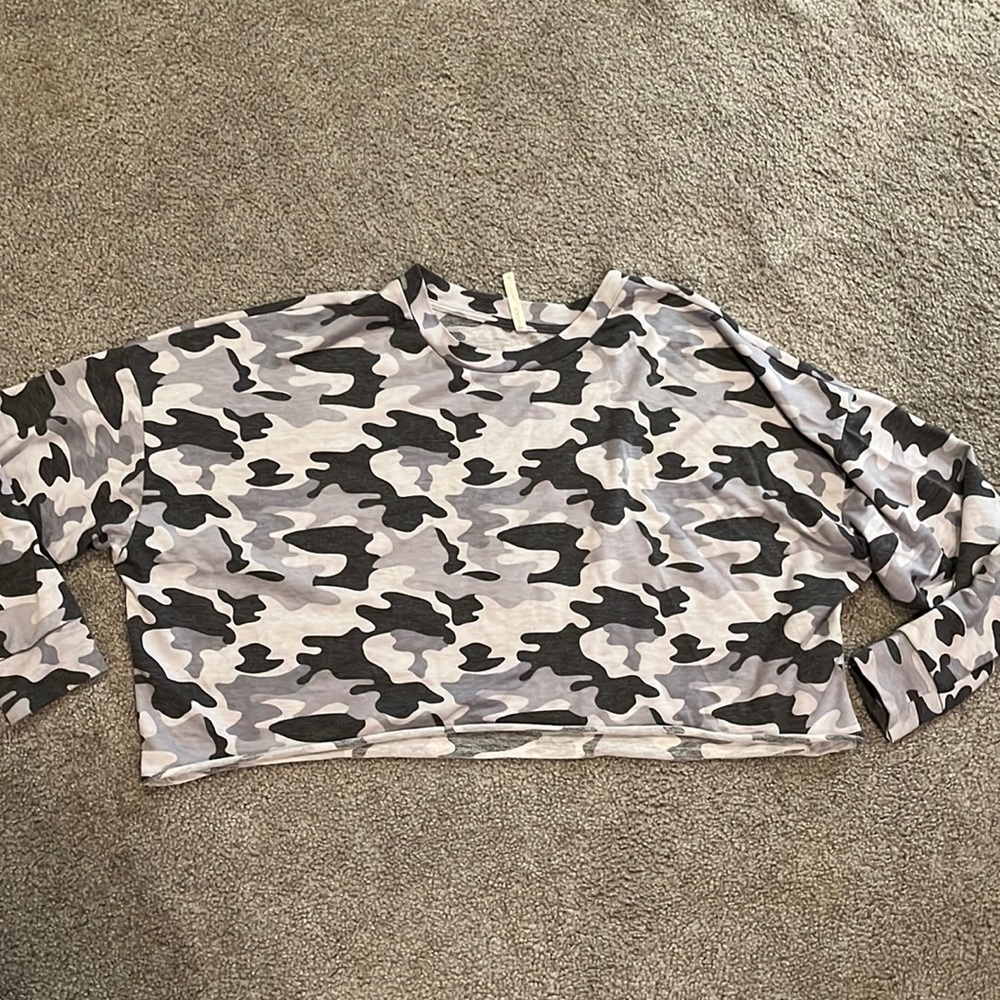 Long sleeve camouflage crop top